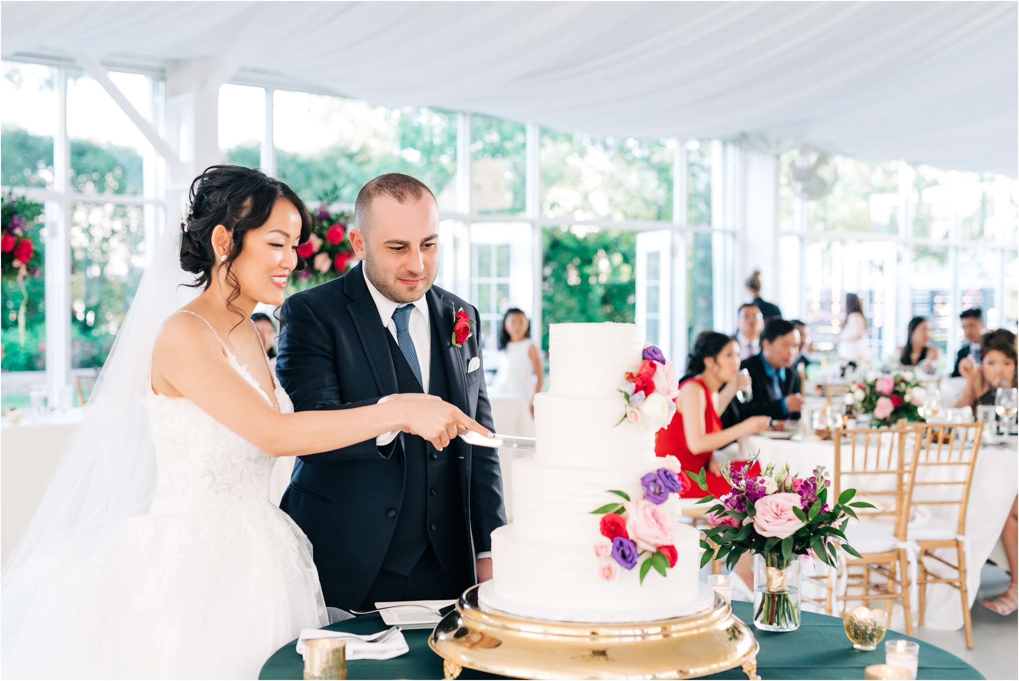 Cutting the cake in the pavilion