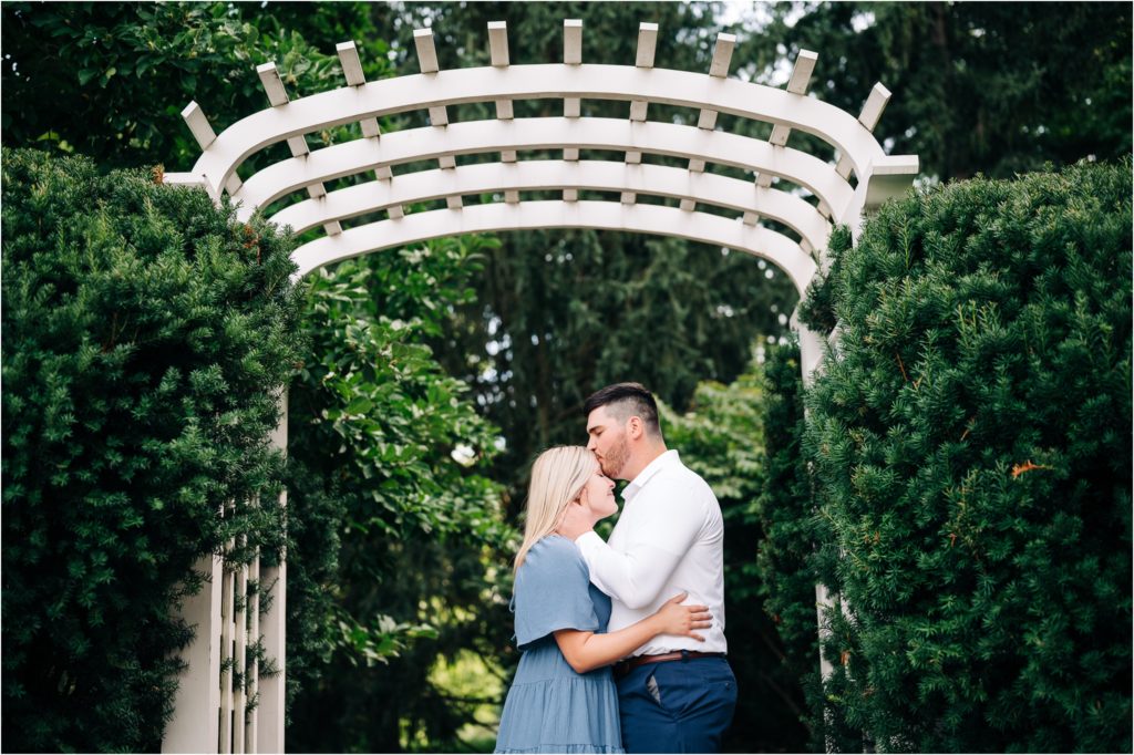 kiss in the archway at the newfields garden